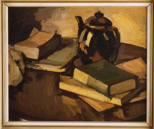 Een stilleven met een theepot en boeken op een tafel, ca. 1926