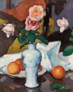 Rozen in een vaas met sinaasappels en een wit tafelkleed door Samuel John Peploe