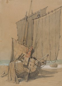 Vissersboten op het strand met drogende zeilen