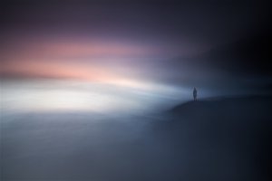 Eenzame figuur in de mist