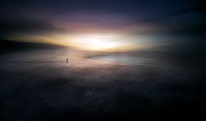 Eenzame figuur aan de gouden horizon