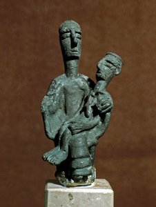 Nuragische cultuur (nuraghi) Sardinië: bronzen beeldje van Moedergodin die een dode krijger ondersteunt. Uit Urzulei nabij Nuoro. 8e-7e eeuw v.Chr. Cagliari, Museo Nazionale Archeologico, Sardinië, Italië door Sardinia Nuragic Civilization