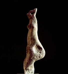 Nuragische cultuur (nuraghi) Sardinië: kalkstenen beeldje van Venus steatopigic (onderrugvorm) (Venus van Macomer), afkomstig uit Macomer, nabij Nuoro. Datering uit de prenuragische periode (25e-18e eeuw v.Chr.) Eneolithicum. Cagliari, Museo Nazionale Arch door Sardinia Nuragic Civilization