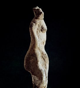Nuragische cultuur (nuraghi) Sardinië: kalkstenen beeldje van Venus steatopigic (onderrugvorm) (Venus van Macomer), afkomstig uit Macomer, nabij Nuoro. Daterend uit de prenuragische periode (25e-18e eeuw v.Chr.) Eneolithisch. Cagliari, Museo Nazionale Arch door Sardinia Nuragic Civilization
