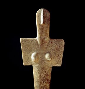 Nuragische cultuur (nuraghi) Sardinië: kalkstenen beeldje van moedergodin, Cycladisch type idool, uit Senorbi (Trexenta Regio) daterend uit de prenuragische periode (20e eeuw v.Chr.) Eneolithisch. Dim. 42 cm Cagliari, Museo Nazionale Archeologico, Sardinië