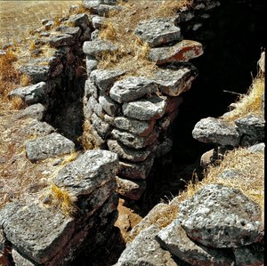 Nuragische cultuur (nuraghi) Sardinië: ruïnes van de nuragische stad op de megalitische site van Losa: een van de verdedigingstorens. 15e eeuw v.Chr. Abbasanta Sardinië Italië