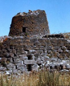 Nuragische cultuur (nuraghi) Sardinië: ruïnes van de nuragische stad op de megalitische site van Santu Ante: de centrale toren. 1600-1450 v.Chr. Torralba, Sardinië Italië door Sardinia Nuragic Civilization