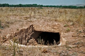 Nuragische cultuur (nuraghi) Sardinië: ruïnes van de prenuragische stad op de megalitische site van Anghelu Ruju: de centrale toren door Sardinia Nuragic Civilization