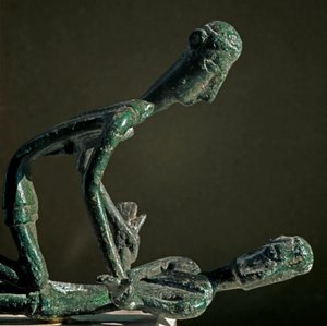 Nuragische cultuur (nuraghi) Sardinië: gebeeldhouwde groep bronzen worstelaars. Van de berg Arcosu. 8e-7e eeuw v.Chr. Cagliari, Museo Nazionale Archeologico, Sardinië, Italië door Sardinia Nuragic Civilization