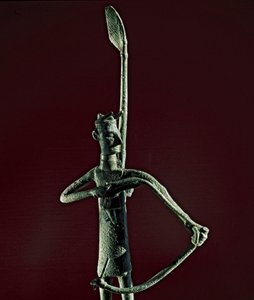 Nuragische cultuur (nuraghi) Sardinië: beeldje van een krijger die een bronzen boog trekt. 8e-7e eeuw v.Chr. Cagliari, Museo Nazionale Archeologico, Sardinië, Italië door Sardinia Nuragic Civilization