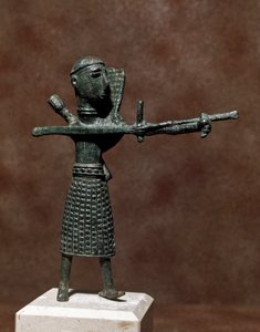 Nuragische cultuur (nuraghi) Sardinië: beeldje van een krijger met een oosterse bronzen rok