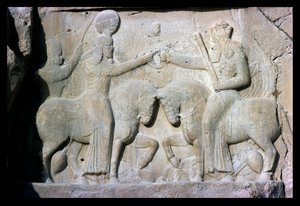 Reliëf met de inhuldiging van koning Ardashir I, stichter van het Sassanidische rijk in het oude Perzië door Sasanian