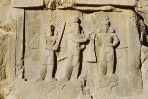 Bas-reliëf van de inhuldiging en overwinning van Ardashir II (r.379-83) c.379-83