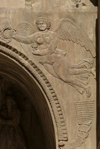 Genius met een schaal fruit, symboliserend overvloed, van een spandrel van een aivans, 590-628 door Sasanian School