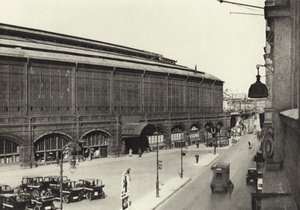 Berlijn: Station Friedrichstrasse (zwart-wit foto) door Sasha Stone