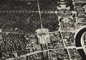Berlijn: Brandenburger Tor gezien vanuit een vliegtuig (zwart-wit foto) door Sasha Stone
