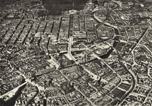 Berlijn: De stad gezien vanuit een vliegtuig (zwart-wit foto) door Sasha Stone