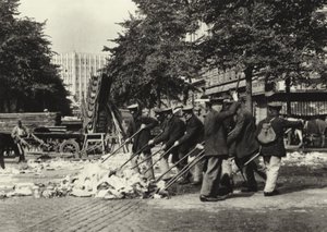Berlijn: Straatvegers op de Wittenberg Platz door Sasha Stone