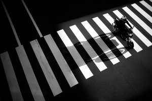 Motorfiets op zebrapad