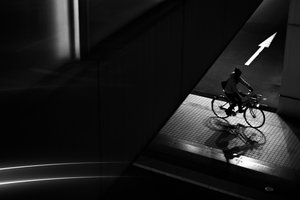 Silhouet van een stadsfietser