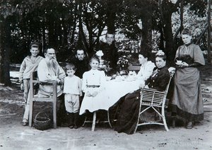 De familie van de Russische auteur Leo Tolstoy, eind 19e of begin 20e eeuw door Scherer Nabholz and Co
