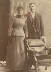 Foto van een Afro-Amerikaans stel achter een stoel, circa 1890