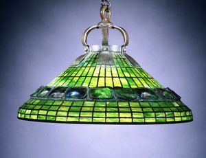 Een Glas-in-loodschildpadtegel en Bronzen Kroonluchter door School American