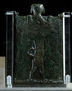Oosterse kunst, Assyrië (Mesopotamië): boekje dat een exorcisme voorstelt (brons, achterkant), Oudheid. Parijs, Musée du Louvre
