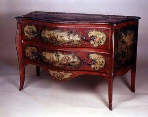 Geschilderde commode, met figuren in een landschap en bloemen