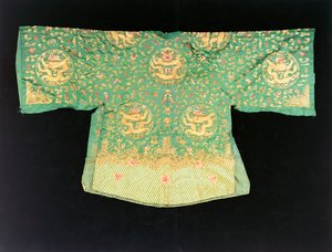 Een Chinese drakenjas van olijfgroene satijn
