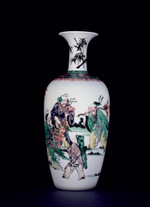 Een Chinese porseleinen vaas versierd in famille verte emaille