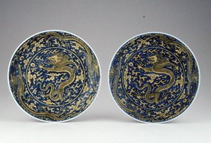 Een paar onderglazuur blauwe en gele drakenschotels door School Chinese