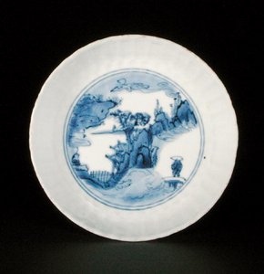 Blauw-witte kraak schotelschaal geschilderd met een figuur in een landschap, Egret mark, Wanli of Tianqi