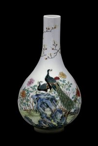 Chinese kunst: keramische vaas van de roze familie versierd met vogels (inclusief pauwen) en bloemen. Qianlong-regime (1736-1795). Parijs, Musée Guimet, Musée national des Arts Asiatiques