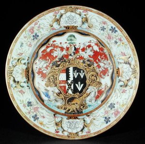 Dinerbord geschilderd in famille rose email in de Rococo stijl met de wapens van Leake Okeover Esq., Kangxi periode (1662-1722)