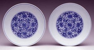 Paar schotels, met gestileerde lotusbloemen, Yongzheng merk en periode 1723-35