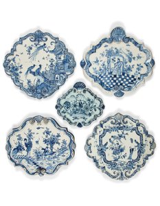 Delftse chinoiserieën gevormde ruitvormige plaquettes, eind 17e - begin 18e eeuw door School Dutch