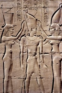 Oud Egypte, Muur schildering/gravure, Een Koning ontvangt de dubbele kroon van Isis en Nephthys, Tempel van Horus, Edfu (foto) door School Egyptian