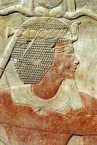 Oud Egypte, Muur schildering/gravure, Een Farao, dragend de Atef kroon, Karnak Tempel, Luxor
