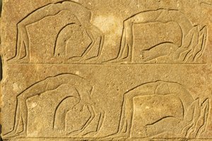 Vrouwelijke acrobaten die optreden, Karnak Tempel, Luxor door School Egyptian