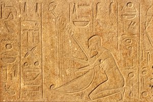 Harpist met het hoofd van Hatsjepsoet bovenaan de harp, Karnak Tempel, Luxor