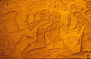 Oud Egypte, muurschildering/gravure, Hettitische gevangenen worden geslagen met stokken, Tempel van Ramses II en Nefertari, Abu Simbel door School Egyptian