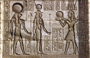 Oud Egypte, Muur schildering/gravure, Horus en Isis ontvangen een offer van de farao, Tempel van Hathor, Dendera