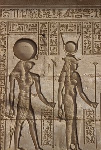 Oud Egypte, Muur schildering/gravure, Horus en Isis ontvangen een offer van de farao, Tempel van Hathor, Dendera door School Egyptian
