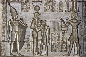 Oud Egypte, Muur schildering/gravure, Isis voedt de jonge farao in aanwezigheid van de goddelijke baby Ihy, terwijl de Farao een offer brengt, Tempel van Hathor, Dendera