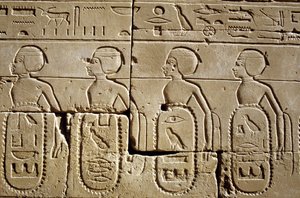 Oud Egypte, Muur schildering/gravure, Karnak/Luxor Pylon Zes, Deel van de lijsten van stammen van het zuiden en van Syrië die werden onderworpen door het leger van Thutmoses III, Karnak Tempel, Luxor door School Egyptian