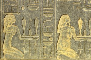 Oud Egypte, muurschildering/gravure, Nijl-goden knielen met schalen met offers, zwart graniet, Karnak-tempel, Luxor