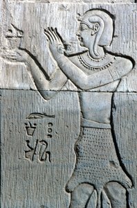 Oud Egypte, Muur schildering/gravure, Priester gekleed in een luipaardhuid, offert wierook, Tempel van Sebek en Horus Kom Ombo door School Egyptian