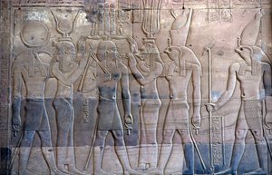 Oud Egypte, Muur schildering/gravure, Ptolemaeus XIII wordt gepresenteerd aan Horus, Sebek en Horus Tempel, Kom Ombo door School Egyptian