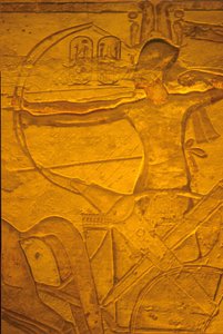 Oud Egypte, Muurschildering/beeldhouwwerk, Ramses II in zijn strijdwagen bij de slag om Kadesh, Tempel van Ramses II en Nefertari, Abu Simbel